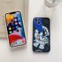 Kryt z měkkého plastu astronaut ve vesmíru pro iPhone 12 - černý