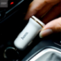 HOCO nabíječka do auta se dvěma USB porty + lightning konektor pro Apple iPhone / iPad / iPod - bílá