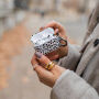 Burga obal se vzorem a karabinou pro AirPods 4 / 5 - Almond Latte