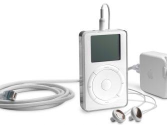 iPodu je 16 let. Apple však cílí spíše na bezdrátová sluchátka pro iPhone a Apple Music