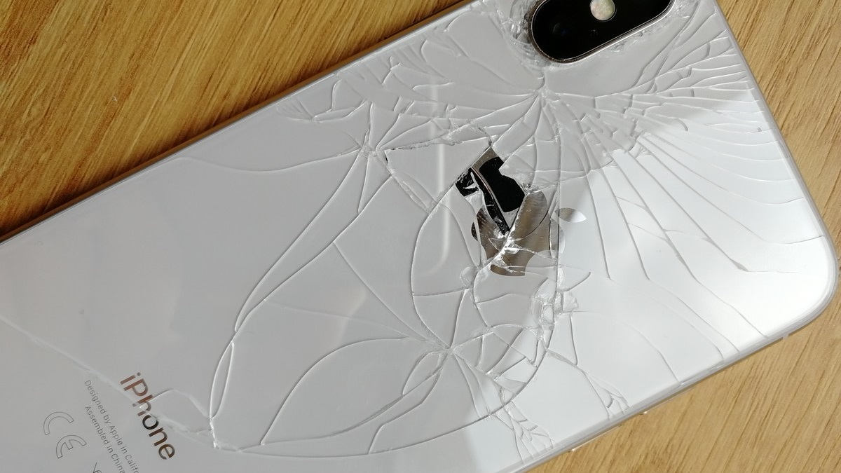 Takhle to dopadá, když spadne iPhone X bez krytu iPhone X - rozbité zadní sklo