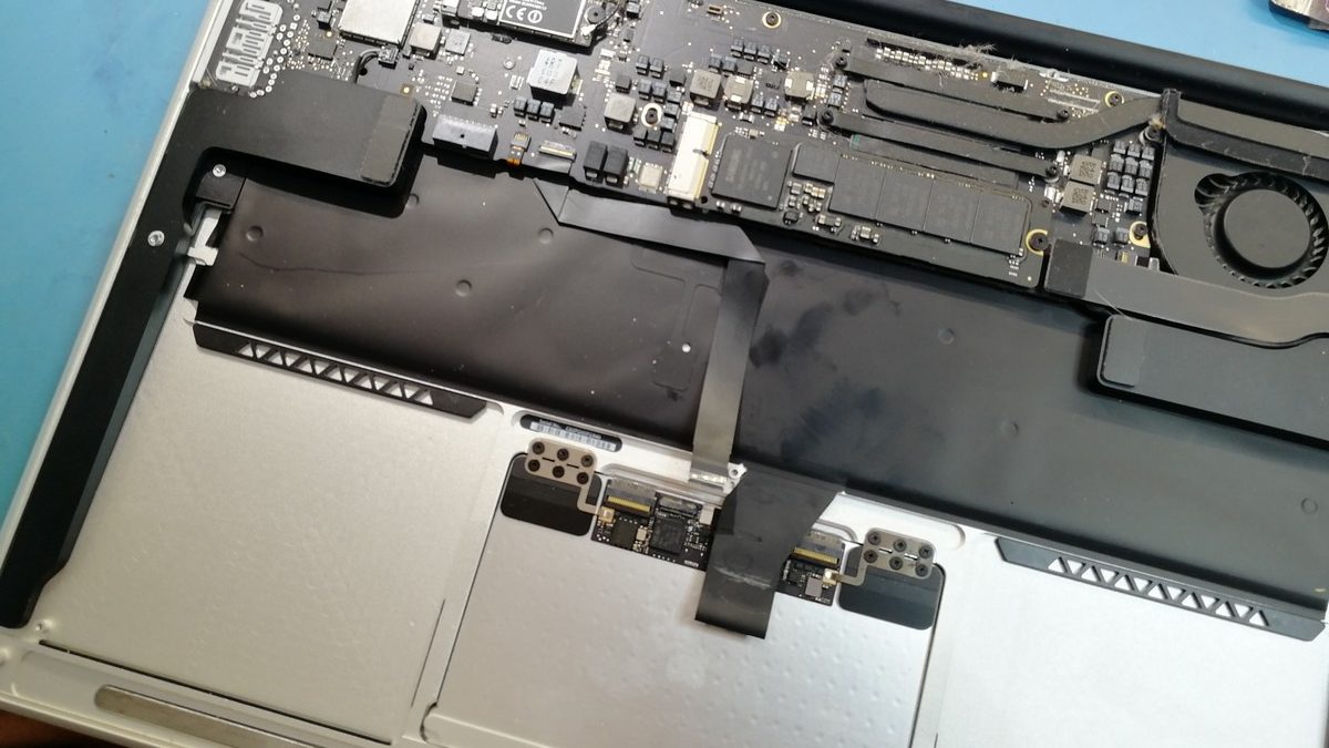 Utopený Macbook, u něhož je potřeba vyměnit klávesnici a Trackpad Macbook - servis, oprava