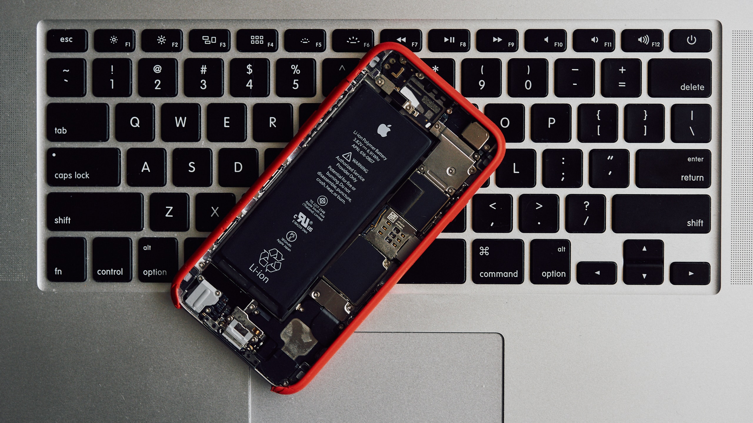 Výměna baterie v iPhonu. Kdy ji podstoupit a vyplatí se?