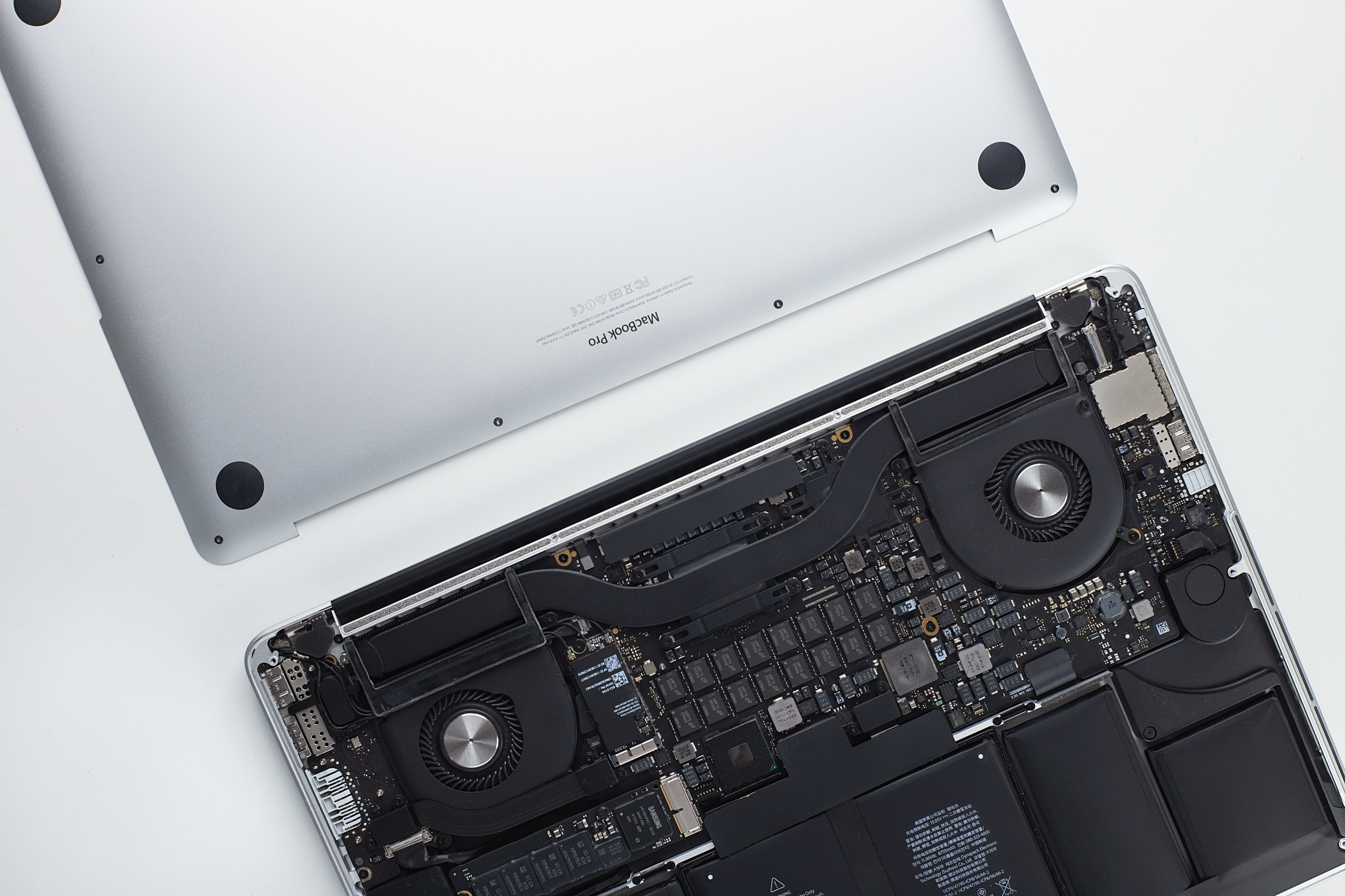 MacBook Air 2013 a MacBook Pro 2014 stále opravujeme