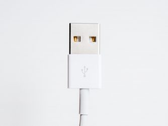 Nabíječka a sluchátka již nejsou součástí balení ani starších generací iPhonu