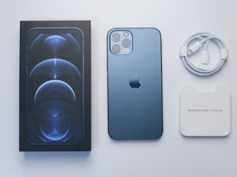 Zde vidíte, co obsahuje balení iPhonu. Samotné zařízení, lightning kabel a šuplík na SIM.