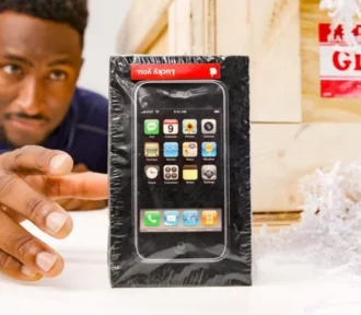 Podívejte se na&nbsp;unboxing nerozbaleného iPhonu 1.generace z&nbsp;roku 2007! Funguje telefon ještě?