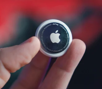 Myslíte si, že&nbsp;vás někdo sleduje pomocí AirTagu? Tohle je kompletní návod, jak to zjistit a&nbsp;zabránit tomu!